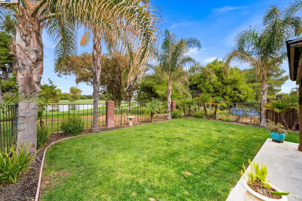 DISCOVERY BAY COUNTRY CLUB - Residential