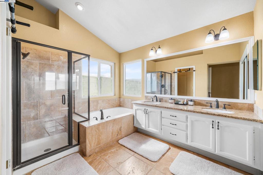 DISCOVERY BAY COUNTRY CLUB - Residential