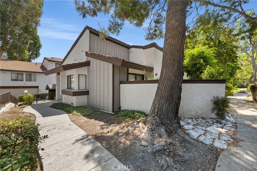 Delightful Warner Woodlands Townhouse for lease! Conveniently located in the heart of Woodland Hills this spacious end unit, 2 bedroom & 2 bathroom Townhouse offers a remodeled kitchen, updated bathrooms, 2 car attached garage with washer / dryer and a private patio. The community features lush landscaping, water features, a tennis court and beautiful resort style pool/spa. Enjoy easy access to vibrant dining, shopping and entertainment at The Village, Warner Center and Topanga Mall. Rent includes Water & Basic Spectrum.