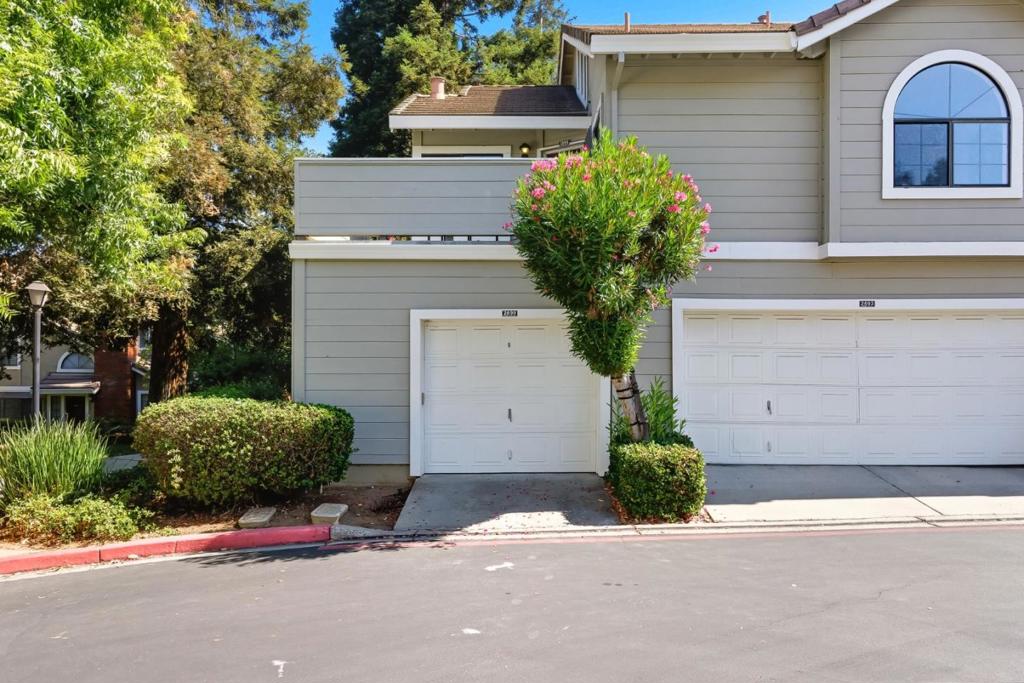 Pristine end-unit in one of the best communities in San Jose. Yerba Buena Villas is a peaceful community, situated near the prestigious Silver Creek neighborhood. Features high ceilings, modern gas-burning fireplace, beautiful hardwood flooring throughout, new carpet on stairs. Kitchen features stainless steel appliances. Upstairs loft is ideal for home office/gym/play area. 2 large walk-in closets. Washer/dryer in unit. Enjoy coffee or al fresco dining on your private deck. LOW HOA includes pool, spa, 2 playgrounds, and extensive green belts. Close to shopping, restaurants, Evergreen Community College and 101. Do not miss!