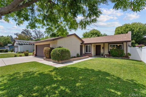 Photo of 24419 Denise PL, Newhall, CA 91321 (MLS # SR26097814)