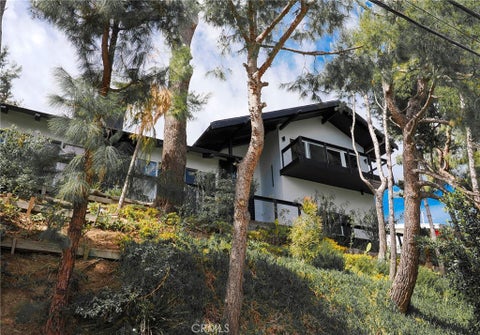 Photo of 5177 Medina Road, Woodland Hills, CA 91364 (MLS # SR26149918)