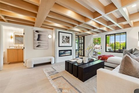 Photo of 13817 Valley Vista Blvd Blvd, Sherman Oaks, CA 91423 (MLS # SR25234291)