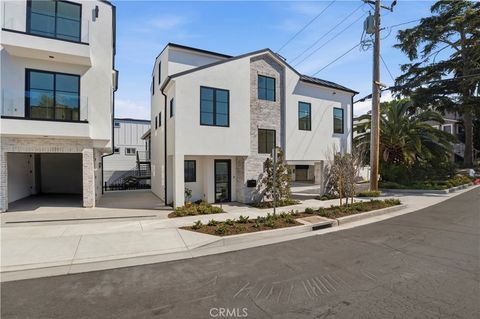 Photo of 700 Iris, Corona Del Mar, CA 92625 (MLS # NP26054517)