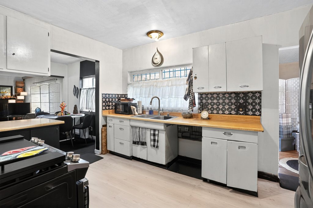 1045 1045 72nd Avenue