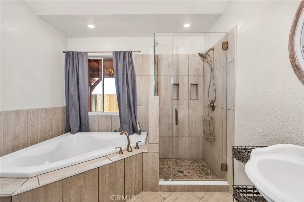 Los Banos, California 93635, United States, 4 Bedrooms Bedrooms, ,2 BathroomsBathrooms,Residential,Active,170520