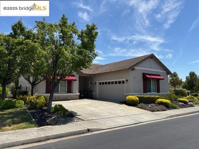 Beautiful home in active 55+ community. Spacious 2 bedroom + office, wood floors, open floor plan. Come see! Apply with RentSpree https://apply.link/S9qxidE