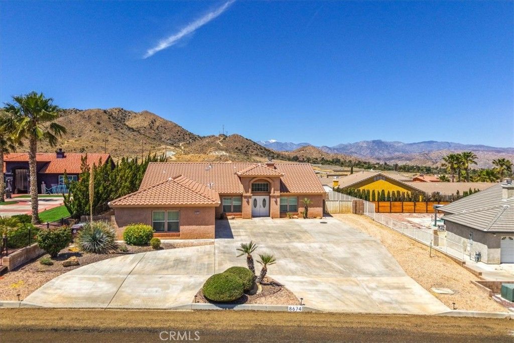 Photo of 8674 Dumosa Ave, Yucca Valley, CA 92284 (MLS # JT26095446)