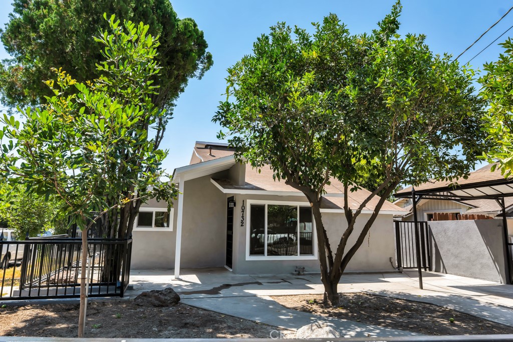 Property qualifies for special financing and lender paid assistance, ask for details! Completely renovated! Light & Bright Turnkey 3 bedroom & 2 bathroom in the vibrant NoHo Arts District. Property has 2 downstairs bedrooms and a full bath, and large, private upstairs primary retreat and ensuite bathroom. *New HVAC *New Tankless Water Heater *Completely remodeled kitchen and bath *Jacuzzi *All New Flooring *Too much more to list! Located in the Art District, recognized for its concentration of theaters, galleries, cafes, creative spaces, and a strong arts, dance, and live music scene. See it before it's gone!