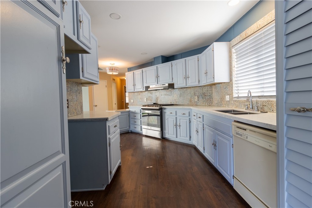 10961 Desert Lawn Dr 72