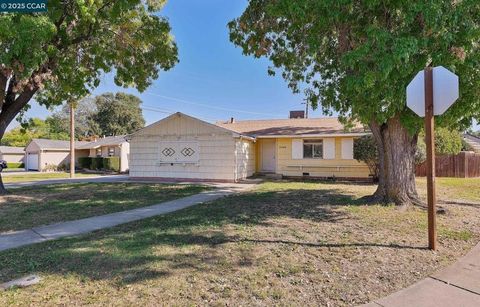 Photo of 4400 C Pkwy, Sacramento, CA 95823 (MLS # 41116216) Photo of 4400 C Pkwy, Sacramento, CA 95823 (MLS # 41116216)