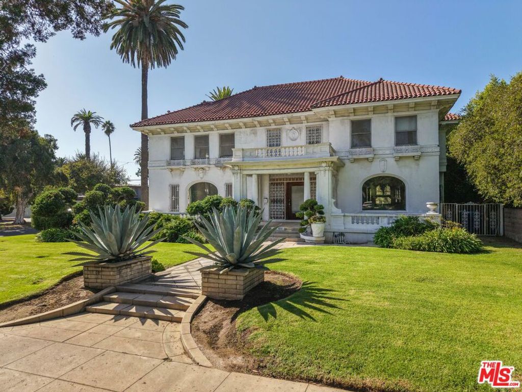 Photo of 1685 S Victoria Avenue, Los Angeles, CA 90019 (MLS # 25548679)
