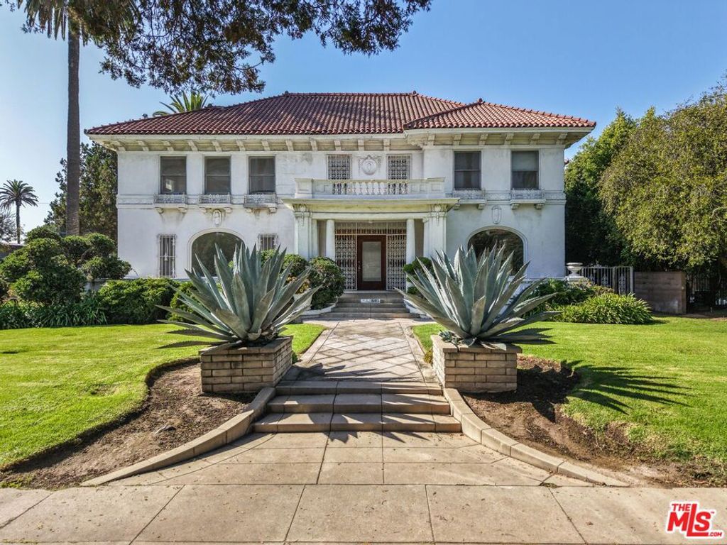 Photo of 1685 S Victoria Avenue, Los Angeles, CA 90019 (MLS # 25548679)