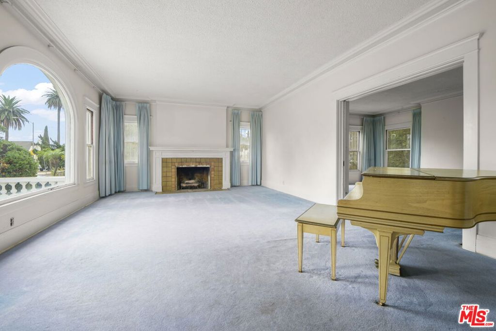 Properties 4 1685 S Victoria Avenue