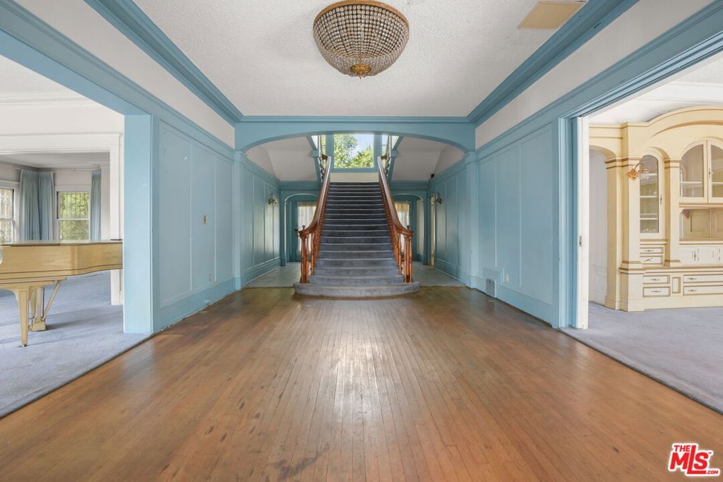 Photo of 1685 S Victoria Avenue, Los Angeles, CA 90019 (MLS # 25548679)