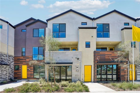 Photo of 5876 Linden Ave Avenue #5, Long Beach, CA 90805 (MLS # OC26232962)