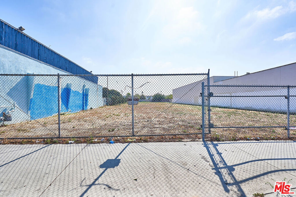 Excellent location , COMMERCIAL ZONING overlayed with RESIDENTIAL ZONING. Please check with GARDENA ZONING & PLANNING DEPARTMENT. Dimension 67 x 280. West of 110 Freeway & South of 105 Freeway.