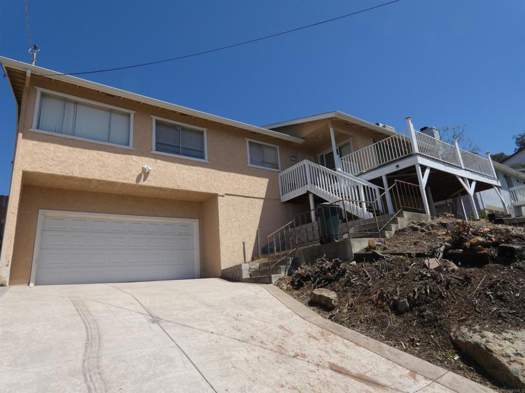 DICTIONARY HILL FIXER OPPORTUNITY FOR INVESTORS/DEVELOPERS! PANORAMIC VIEW FROM FRONT DECK!