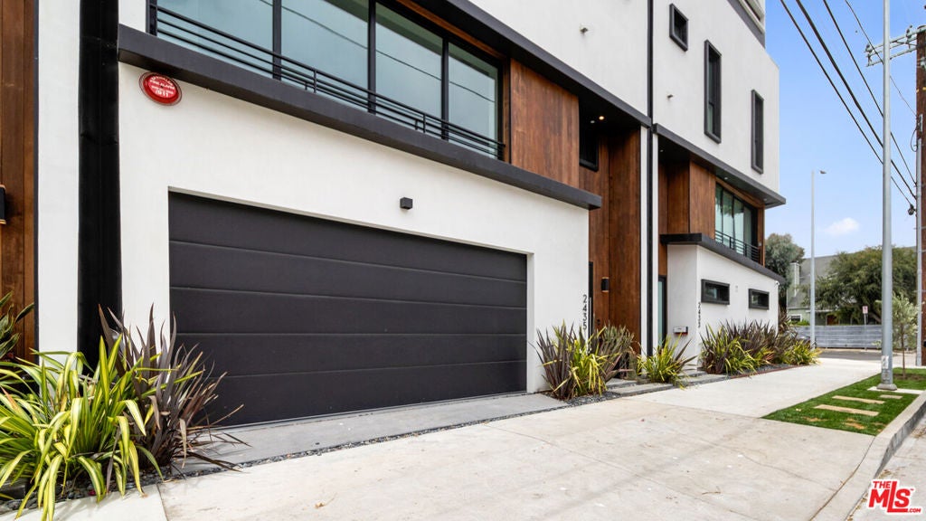 2435 S Penmar Avenue, Venice CA 90291