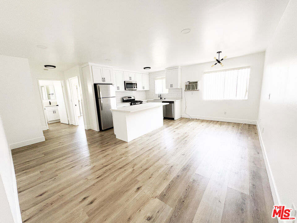 FULLY RENOVATED 1 Bedroom, 1 Bathroom Apartment, top floor with a balcony and tons of light. Gated parking/ secure building. Large apartment with the a spacious bedroom - fully renovated kitchen, quartz countertops and stainless appliances. Massive kitchen island with a quartz countertop. The bedroom has a small balcony. Apartment complex has undergone extensive renovations. Very bright, lots of windows. Excellent Hollywood location near Silver Lake, Los Feliz, West Hollywood, Koreatown, the 101 for easy access to Downtown LA and more. ** One Month Free - advertised rent is the blended average of the first year with one month free**