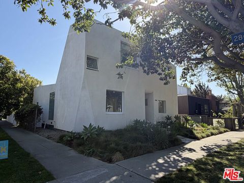 Photo of 2800 Grayson Avenue, Venice, CA 90291 (MLS # 26725433)
