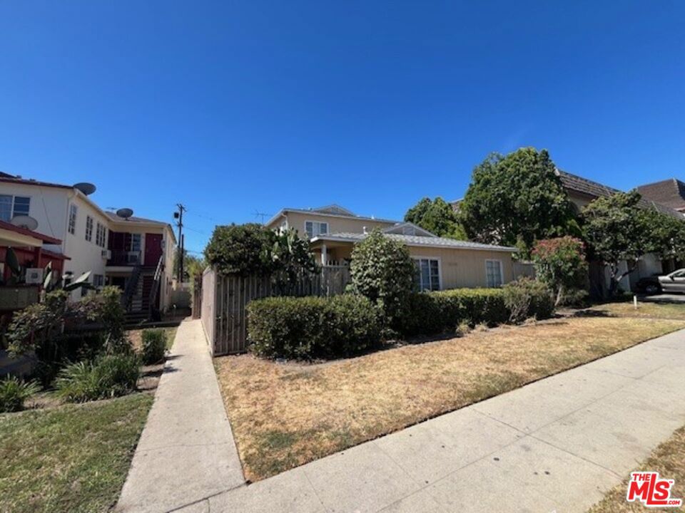 5 units in prime Valley Glen neighborhood. Great unit mix (3 - 1bd+1ba & 2 - 2bd+1ba). Long term owner. Below market rents. Individually metered for gas and electricity. Units have front and rear entrances and individual water heaters. Great opportunity for a 1st time buyer. Potential to add ADU. Centrally located in the San Fernando Valley - close to shops, restaurants and easy freeway access.