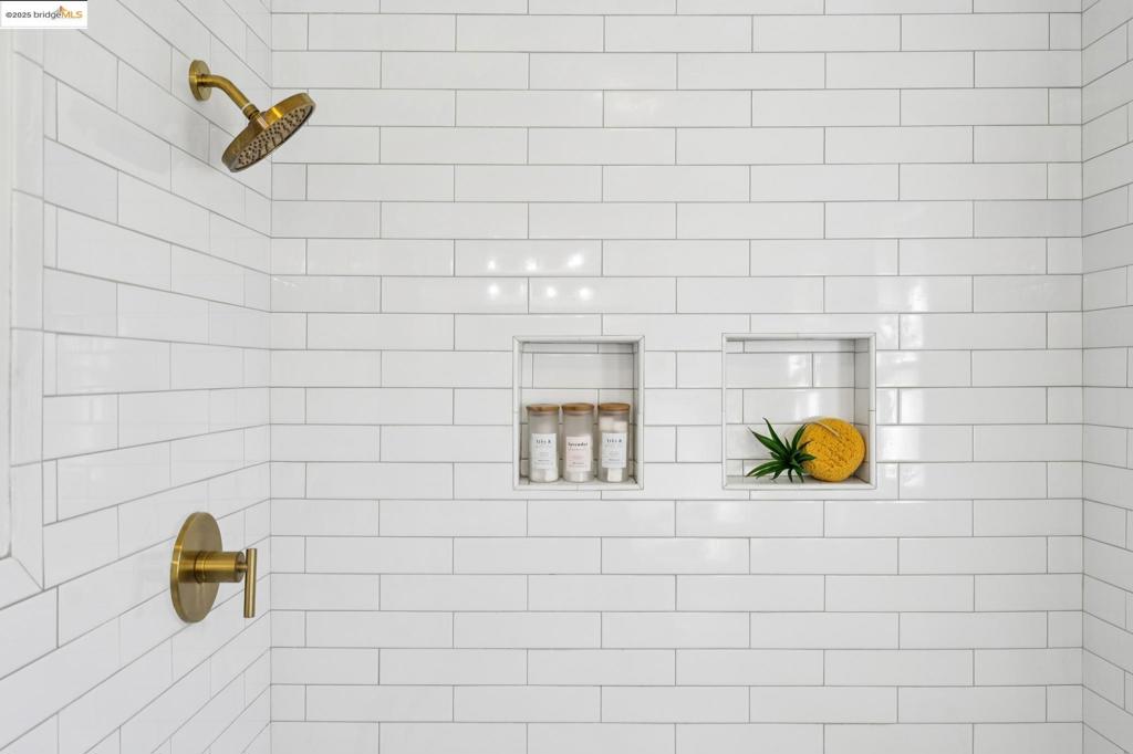 CREEKSIDE - Residential