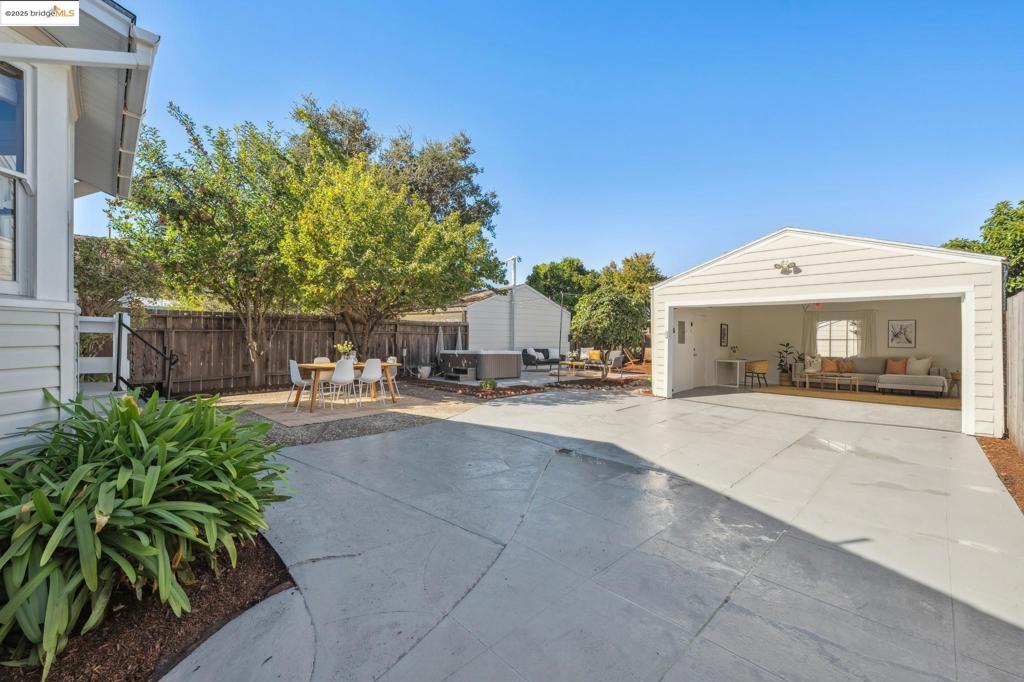 CREEKSIDE - Residential