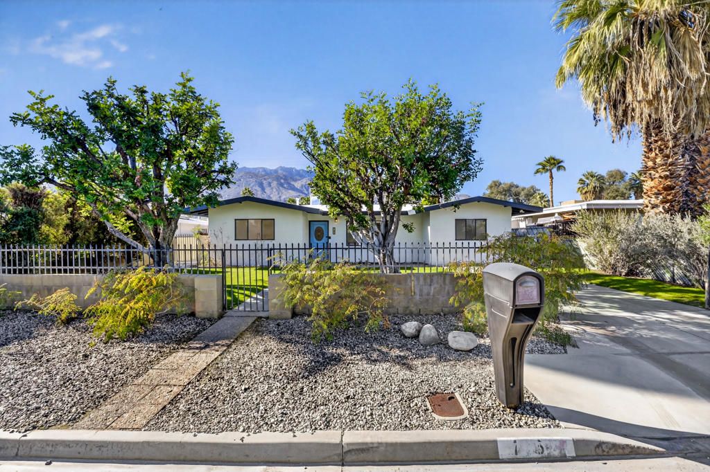 Photo of 765 N Paseo De Anza, Palm Springs, CA 92262 (MLS # 219140021DA)