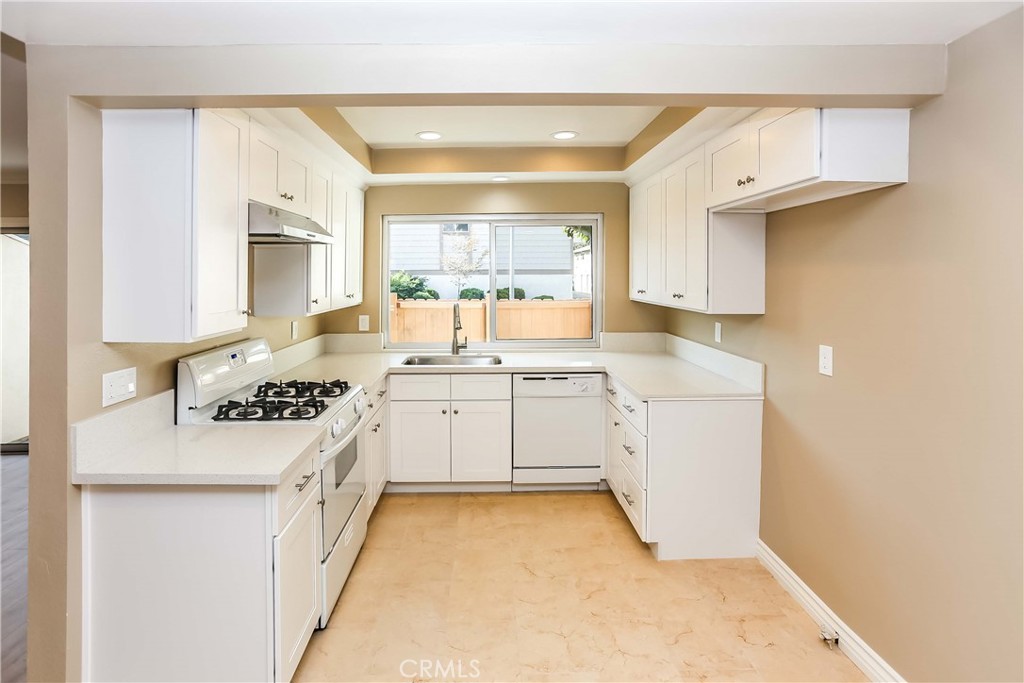 1642 Avenida Selva 75