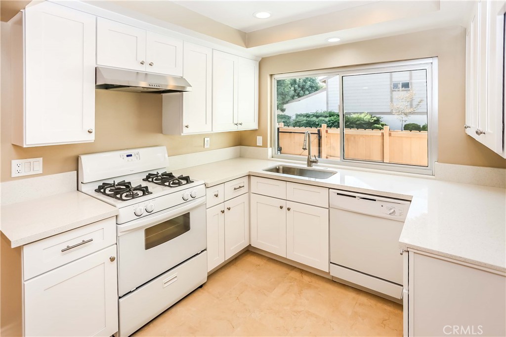 1642 Avenida Selva 75