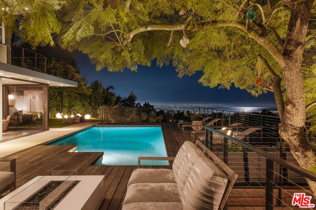 Photo of 1215 Chickory Lane, Los Angeles, CA 90049 (MLS # 25624881)