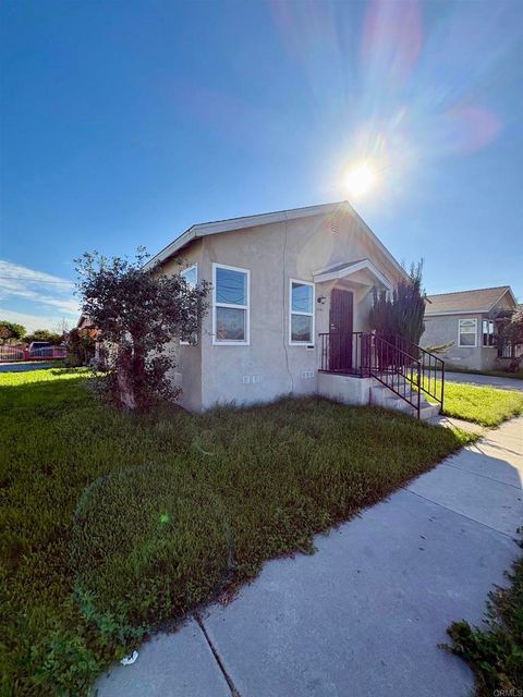 Photo of 5202 Gifford Avenue, Maywood, CA 90270 (MLS # NDP2600338)
