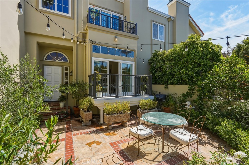 6182 Fernwood