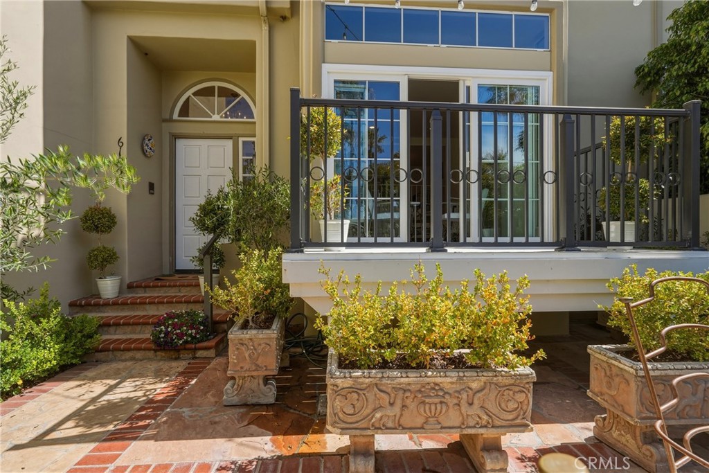 6182 Fernwood