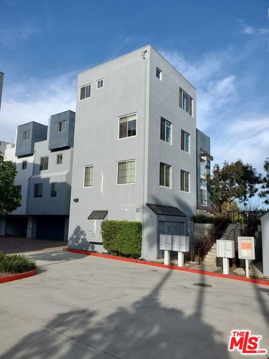 Fabulous Playa Vista 2-Bdrm-3-bath, split level, modern townhome in the highly desirable Bridgeway Mills complex. Come experience resort living with parks, swimming pools, restraunts, shopping and just a 5-7 minute drive to the beach or Marina Del Rey....Hurry, as this one will not last.