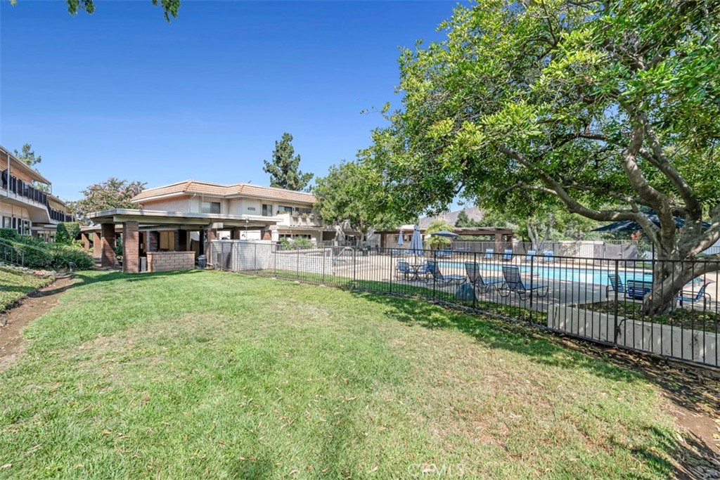 Well-maintained second-floor condo located in a gated community in La Verne. This home offers 2 bedrooms, 2 bathrooms, a spacious living room, dining area, and kitchen. Additional features include central heating and air conditioning, and a detached 2-car garage with extra storage.
Community amenities include a pool, spa, courtyard, and common laundry facilities. Conveniently located near schools, shopping, parks, and freeway access. Located in Bonita Unified School District, FHA Approved