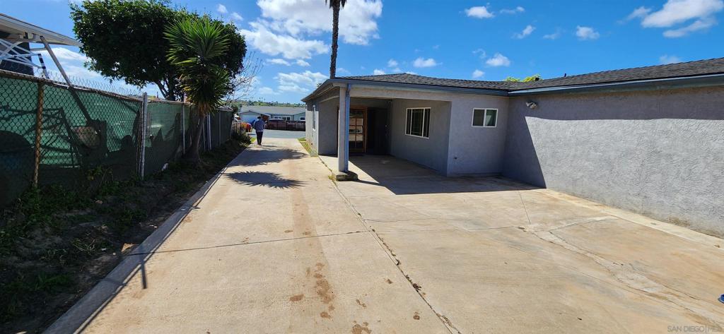 4052 Main St