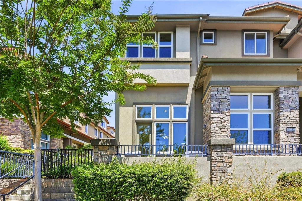 1712 Avenida Elisa