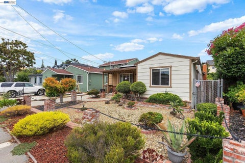 Tiny photo for 3270 Keith Ave Ave, Castro Valley, CA 94546 (MLS # 41142285)