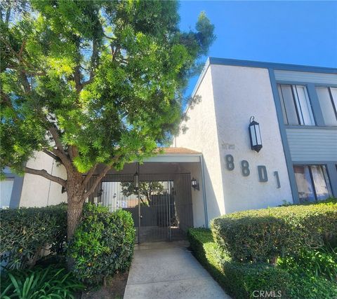 Photo of 8801 Independence Ave Ave #19, Canoga Park, CA 91304 (MLS # SR26055662)