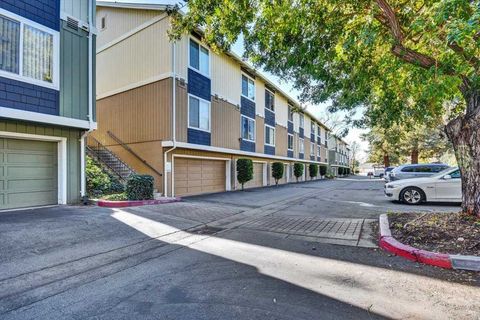 Photo of 2547 2547 Easton Ln Ln #18, San Jose, CA 95133 (MLS # 41122444)