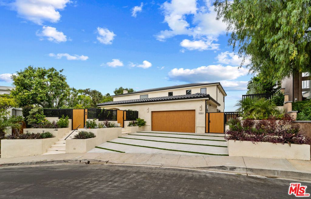 Photo of 11351 Dona Lisa Drive, Studio City, CA 91604 (MLS # 25618049)