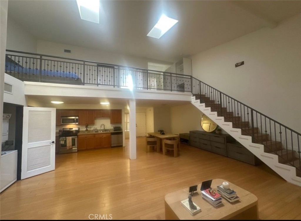 1 bedroom + loft, 2 bath condo in downtown San Pedro. Nice open concept living room, hardwood floors, updated kitchen with stainless steel appliances included, inside laundry, balcony, and plenty of storage. The community has a beautiful courtyard and the resident can have access to a 2 car garage (extra monthly).