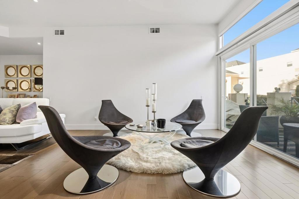 810 Lakeshore Drive