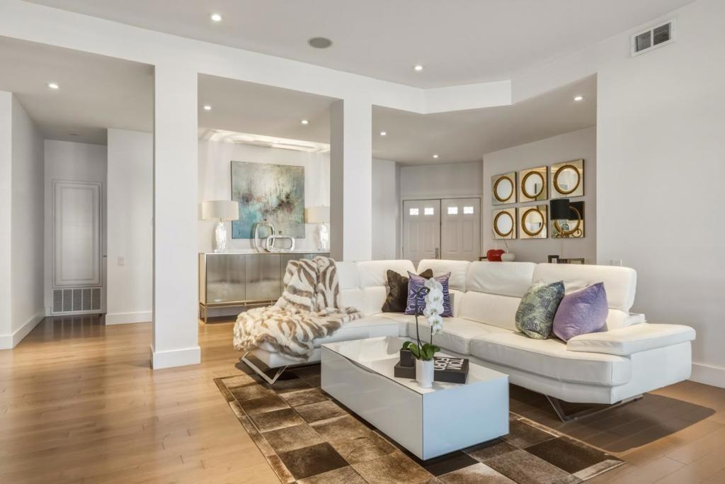 810 Lakeshore Drive