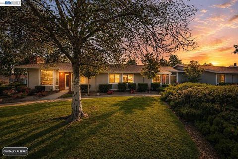 Photo of 835 Royal Ann Lane LN, Concord, CA 94518 (MLS # 41134800)