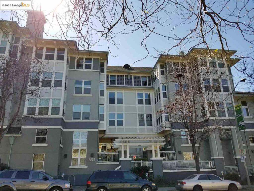 One-bedroom in distinctive Victorian-influenced architecture building completed in 2004! Located across from Preservation Park, Landmark Place offers style, comfort and convenience. This sunny 1 bedroom unit has gorgeous finishes throughout! Conveniently located near the Federal and State buildings, as well as City Hall. Landmark Place has easy access to 980/880/580/80, Berkeley, Emeryville, Bay Bridge, SF, BART (12th Street/City Center station) and all modes of public transportation. Walking distance to City Center & historic Old Oakland's shops & restaurants. Tenant is required to pay HOA move-in fee if any.