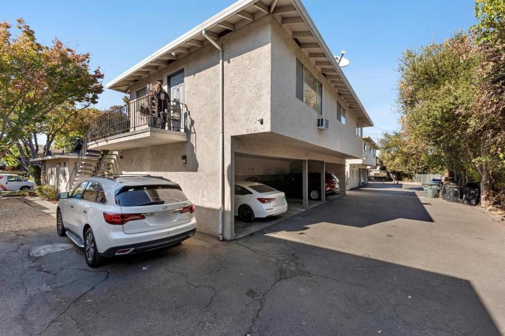 490 Hawthorn Avenue