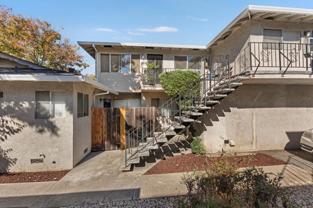 490 Hawthorn Avenue